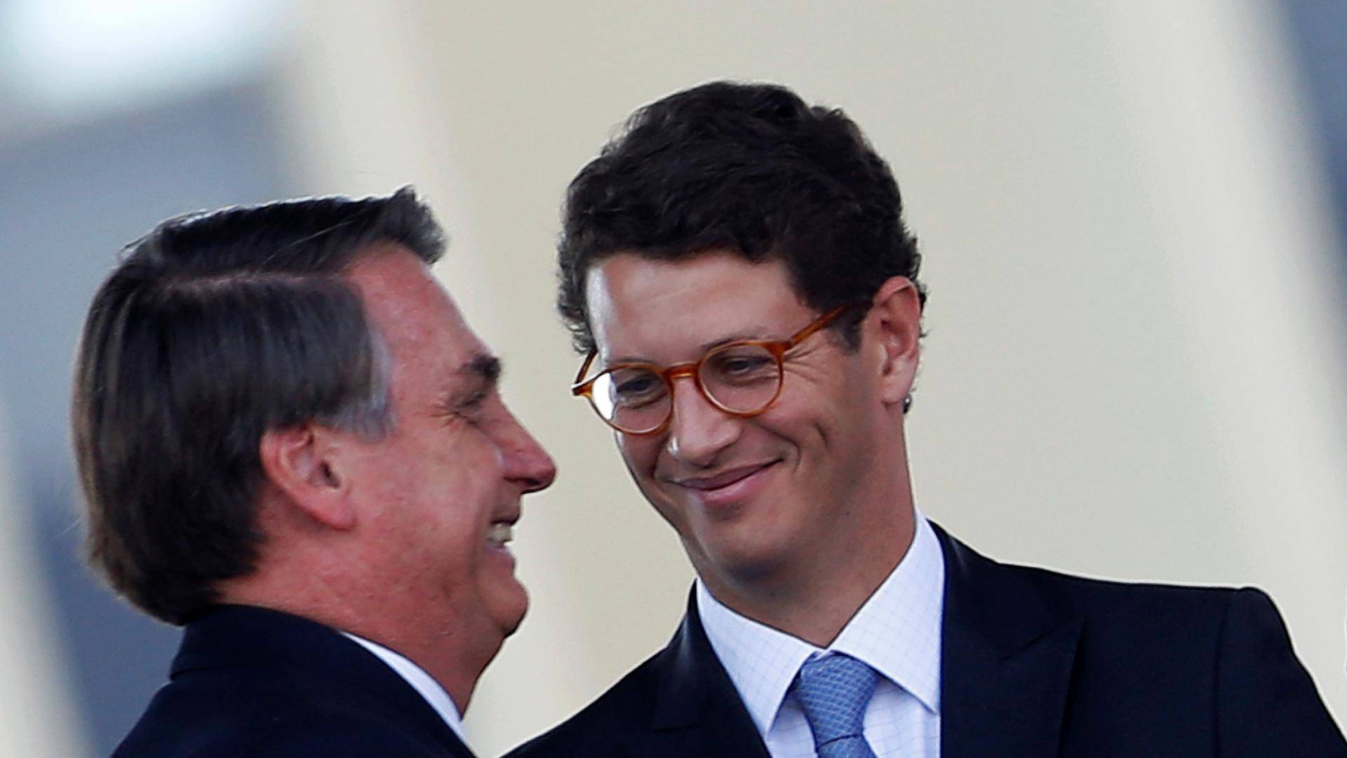 Bolsonaro com Ricardo Salles: boiada vai continuar passando impune